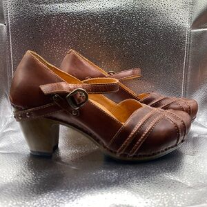 NWOT Dansko sz 41 brown leather studded Mary Jane heels